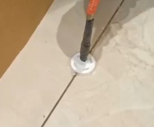 雨湖瓷砖空鼓维修公司专业解答瓷砖在铺贴过程中，如果没有涂抹均匀到位的粘结材料（如水泥砂浆或瓷砖胶），可能会导致以下问题