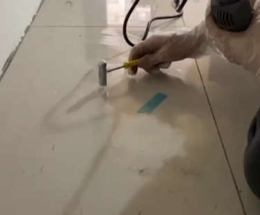 雨湖瓷砖开裂维修公司专业分享瓷砖在铺贴前如果没有沥干水分，将会导致以下问题